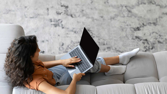 Ideální pohovka pro home office – když obývací pokoj slouží jako pracovna