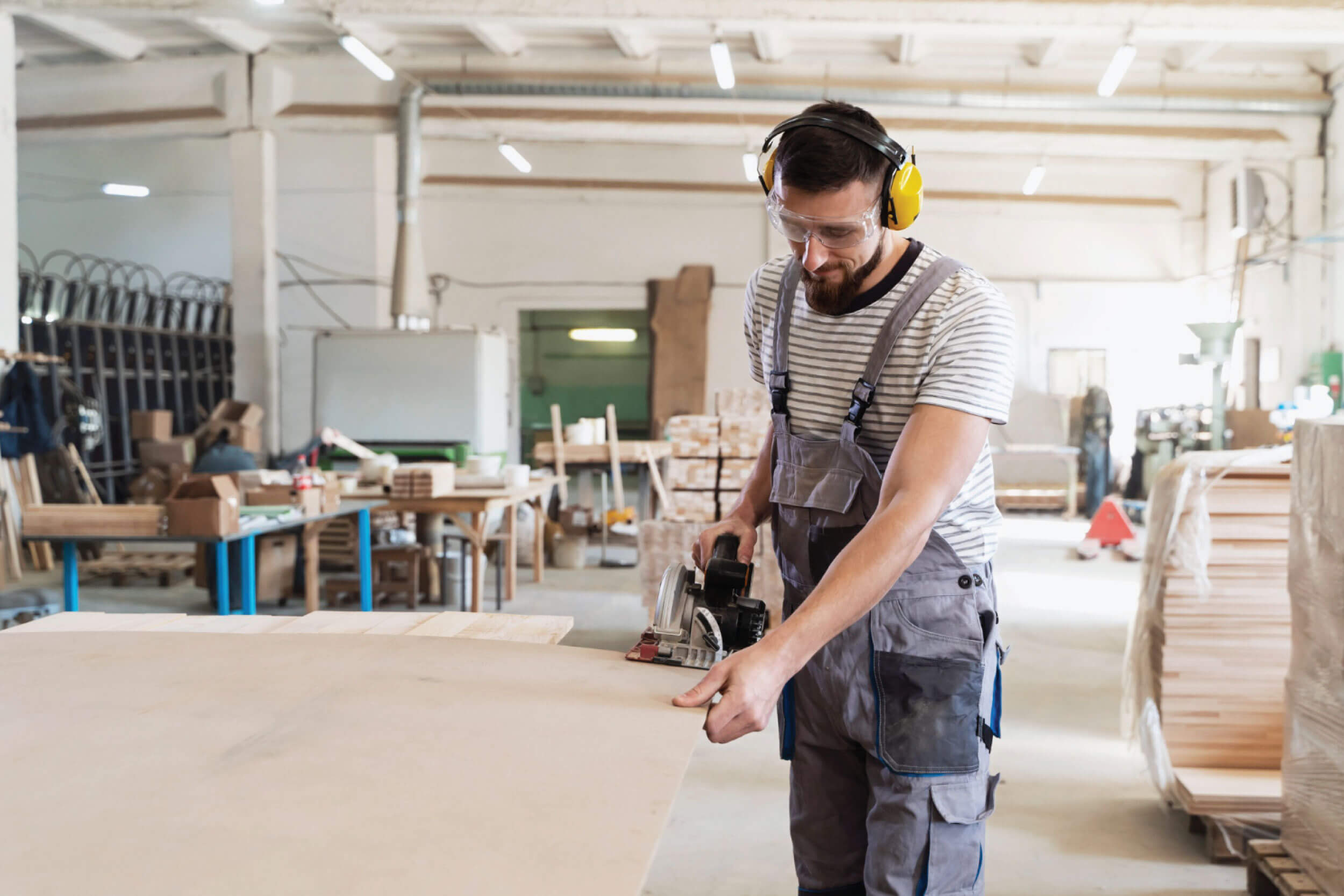 Nábytek z masívu, DTD či MDF: Jak vybrat správný materiál
