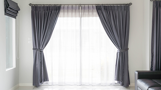 Jak správně řasit závěsy a záclony