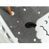 Detailní pohled na strukturu koberce s designem lamy.